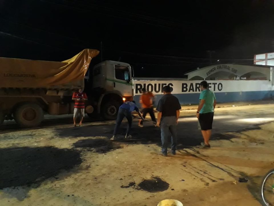 Prefeitura avança no serviço de tapa buraco na Avenida Tancredo Neves.